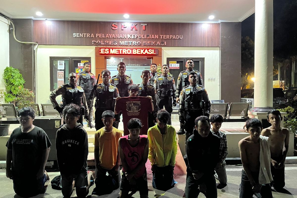 Tim Patroli Perintis Presisi Polres Metro Bekasi saat menangkap 11 pemuda yang hendak tawuran, Minggu (20/11/2022). Selain 11 remaja tersebut, ada tiga orang lain yang terjaring dalam patroli. Total ada 14 orang yang terjaring dari patroli tersebut.