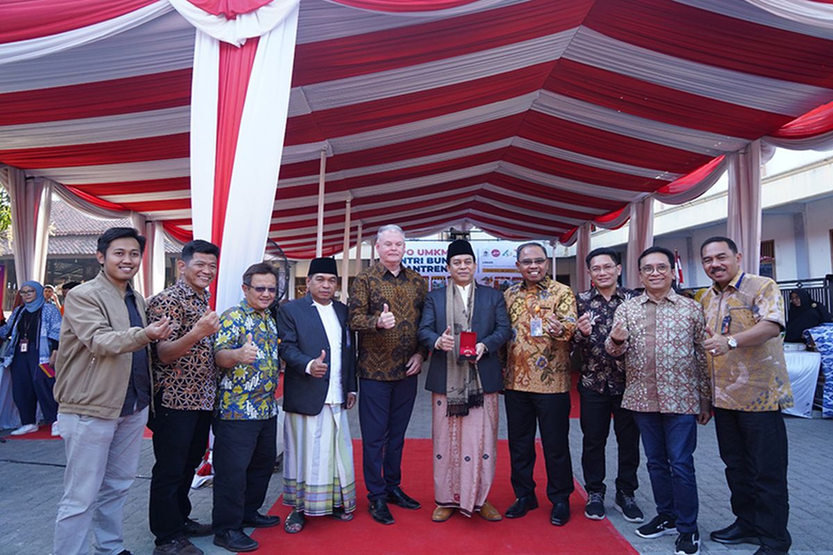 Penyerahan 31 emas fisik Pospay Gold dari Pos Indonesia kepada Ponpes Buntet.