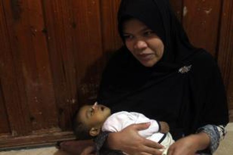 Cut Linda Marheni (30), sedang menggendong Hurin, bayi berusia 7 bulan Asal Takengon, Aceh Tengah, Aceh, yang telah di diagnosa mengalami Atressia Bilier atau kelainan pada hati. 