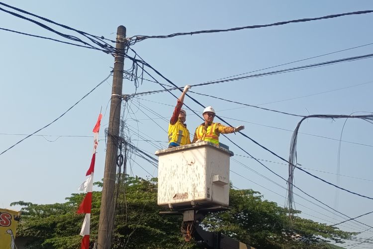 Kabel Semrawut Menjutai di Sejumlah Jalan Tangsel Dipotong, Tiang Ikut Dirobohkan