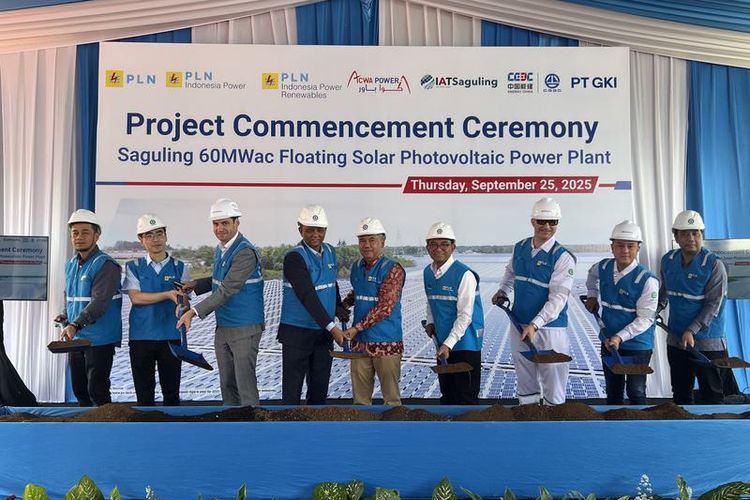 Pembangunan proyek pembangkit listrik tenaga surya (PLTS) Tterapung di Waduk Saguling, Saguling resmi dimulai pada Kamis (25/9/2025) ditandai dengan peletakan batu pertama. PLTS terapung berkapasitas 60 megawatt (MW) tersebut dibangun oleh China Gezhouba Group Co Ltd dan dinaungi oleh China Energy Engineering Group Co Ltd.