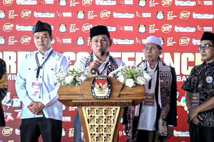 Pasangan Calon Bupati Sundaya dan Wakil Bupati Aa Maulana secara resmi mendaftarkan diri ke Kantor KPU Bandung Barat, Jawa Barat, Kamis (29/8/2024).