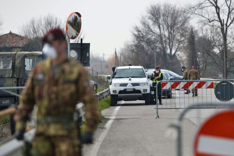 Pasukan keamanan melakukan penjagaan di Vo. Kota di kawasan utara Italia itu kini mengklaim tidak menemukan adanya infeksi baru virus corona.