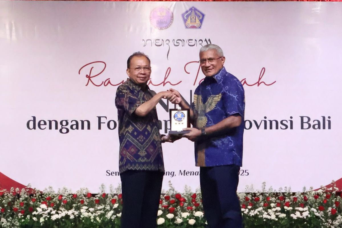 Gubernur Bali I Wayan Koster bersalaman dengan Kepala Badan Narkotika Nasional (BNN) Republik Indonesia (RI) Komisaris Jenderal (Komjen) Pol. Marthinus Hukom dalam Ramah Tamah yang berlangsung di Kerthasabha, Kediaman Gubernur Bali, Senin (14/7/2025). 
