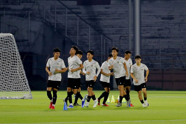 Para pemain timnas U17 Indonesia saat tengah melakoni sesi latihan menjelang duel melawan Ekuador dalam matchday pertama babak penyisihan Grup A Piala Dunia U17 2023 di Stadion Gelora 10 November pada Kamis (9/11/2023).