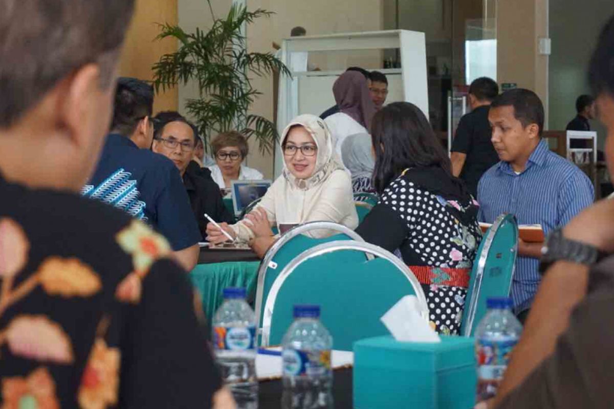 Wali Kota Tangerang Selatan Airin Rachmi Diany melayani keluhan warga saat open office atau kegiatan menampung aspirasi warga Tangerang Selatan yang digelar Jumat setiap pekannya, di Kantor Wali Kota Tangerang Selatan,  Jumat (9/11/2018).