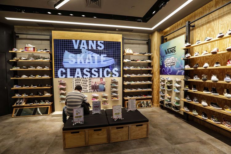 Konsep terbaru gerai Vans Store Concept 3.0 di Grand Indonesia, Jakarta, Kamis (19/8/2021). Konsep gerai yang menggabungkan action sport, musik, seni, dan seni jalanan ini juga menggandeng seniman mural Ykha Amelz.