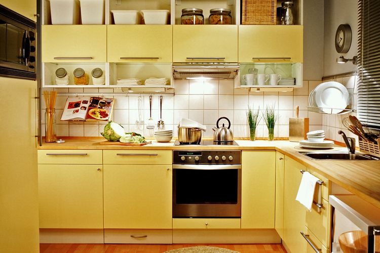 Ilustrasi dapur, kitchen set atau lemari dapur warna kuning. 
