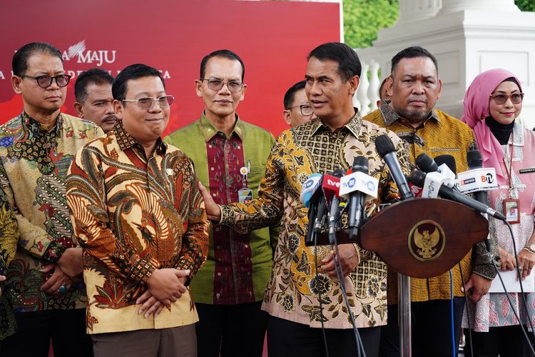 Kepala Badan Pangan Nasional (Bapanas) Arief Prasetyo Adi bersama Menteri Pertanian (Mentan) Andi Amran Sulaiman dalam acara pemberian penghargaan Agricola Medal dari Food and Agriculture Organization (FAO) kepada Presiden Joko Widodo (Jokowi) di Istana Negara, Jakarta, Jumat (30/8/2024). 