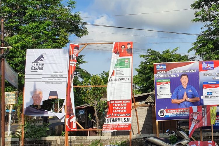 Baliho Capres dan Cawapres Ganjar Mahfud MD yang dirusak di pinggir Jalan Denpasar - Gilimanuk, Desa Pohsanten, Kecamatan Mendoyo, Kabupaten Jembrana, Bali, Sabtu (2/12/2023). 