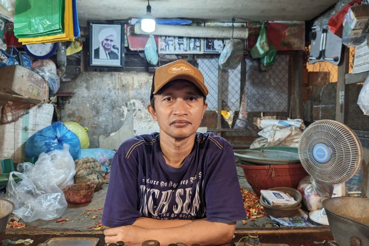Rindu yang Tertahan di Lapak Cabai: Kisah Hartoyo, Pedagang Pasar Segiri yang Lima Tahun Tak Mudik