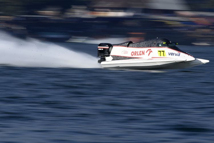 Pebalap tim Stromoy Racing, Bartek Marszalek memacu kecepatannya dalam sesi kualifikasi putaran pertama Kejuaraan Dunia Perahu Motor F1 Powerboat (F1H2O) 2023 di Danau Toba, Balige, Sumatra Utara, Minggu (26/2/2023). Race kedua F1 Powerboat Danau Toba 2023 terpaksa dibatalkan karena adanya angin kencang dan ombak tinggi. ANTARA FOTO/M Risyal Hidayat/foc.