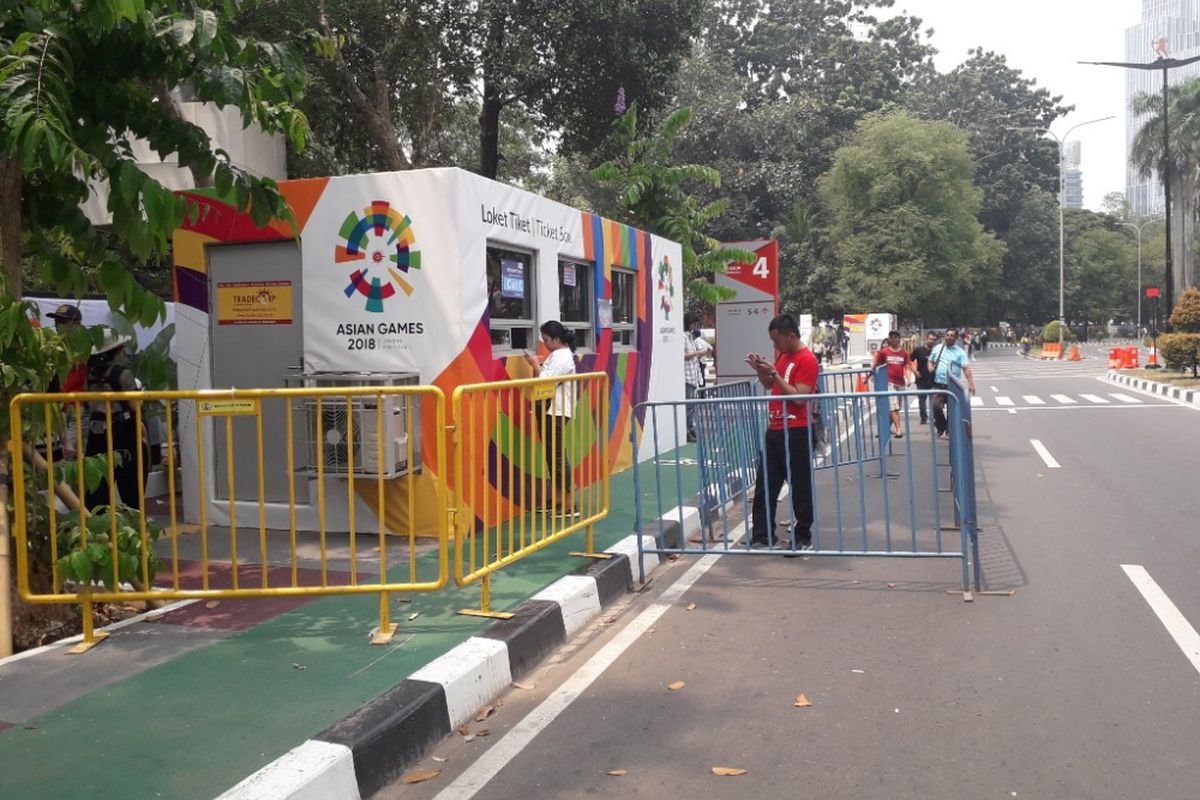 Suasana loket penukarab tiket upacara pembukaan Asian Games 2018 di Pintu 4 GBK terpantau sepi pada Sabtu (18/8/2018) siang.