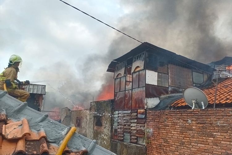 Diduga akibat listrik kipas angin korslet, kebakaran di Jalan Prapatan 2, Senen, sebabkan lima rumah terbakar habis, Senin (13/3/2023). (Sumber: Dok. Suku Dinas Gulkarmat Jakarta Pusat)