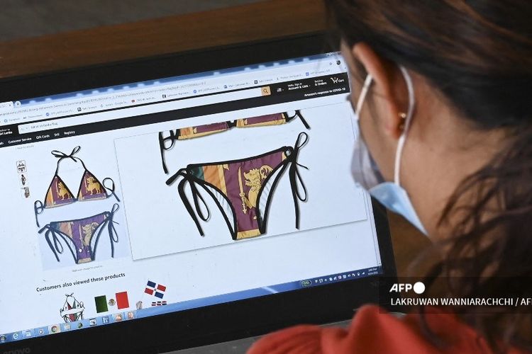 Dalam ilustrasi foto ini, seorang wanita melihat melalui halaman web raksasa ritel online Amazon yang memajang bikini buatan China yang menampilkan bendera singa Sri Lanka untuk dijual, di Colombo.