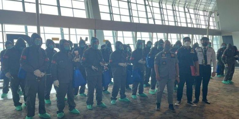 Viral ratusan warga negara Republik Rakyat China (RRC) melalui terminal T3 Keberangkatan Internasional Bandara Soekarno-Hatta, Minggu (5/6/2022). 
