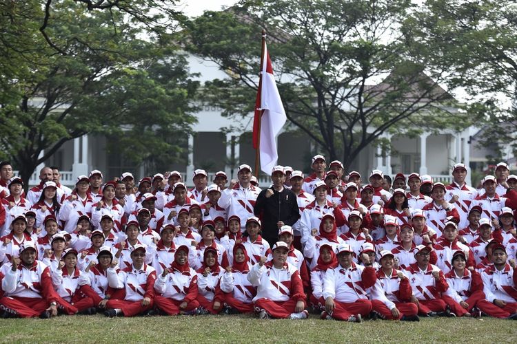 Presiden Joko Widodo (tengah) foto bersama dengan kontingen Indonesia ke SEA Games XXIX Malaysia di Kompleks Istana Kepresidenan, Jakarta, Senin (7/8). Presiden berpesan kepada seluruh atlet Indonesia untuk menunjukkan daya juang tinggi dan sportif saat berlaga dalam SEA Games XXIX di Kuala Lumpur, Malaysia, 19-30 Agustus 2017.