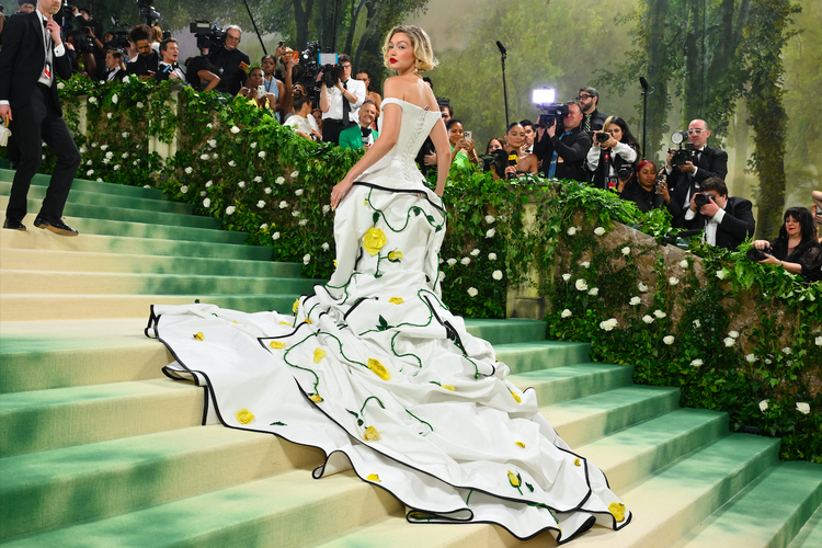 Gigi Hadid dalam Met Gala 2024 mengenakan gaun kurset putih rancangan Thom Browne yang dikerjakan selama 13.500 jam oleh 70 pekerja. Met Gala 2026 akan mengusung tema ?Fashion is Art? dengan konsep yang menggabungkan seni dan busana serta menghadirkan deretan selebritas dunia.