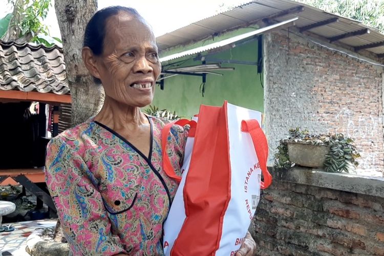 Mbah Khotimah (70) seorang nenek penjual jajanan pasar keliling di Jalan Jangli IV RT 3 RW 9 Kelurahan Jatingaleh, Kecamatan Candi Sari  