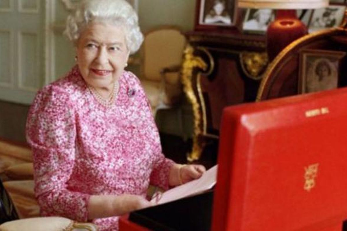 Istana Buckingham mengeluarkan dua foto baru Ratu Elizabeth II. 