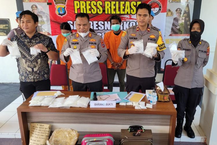 Pers rilis pengungkapan kasus 4 kg sabu sabu asal Malaysia yang dibawa 2 perempuan untuk diselundupkan ke Sulsel melalui Nunukan Kaltara