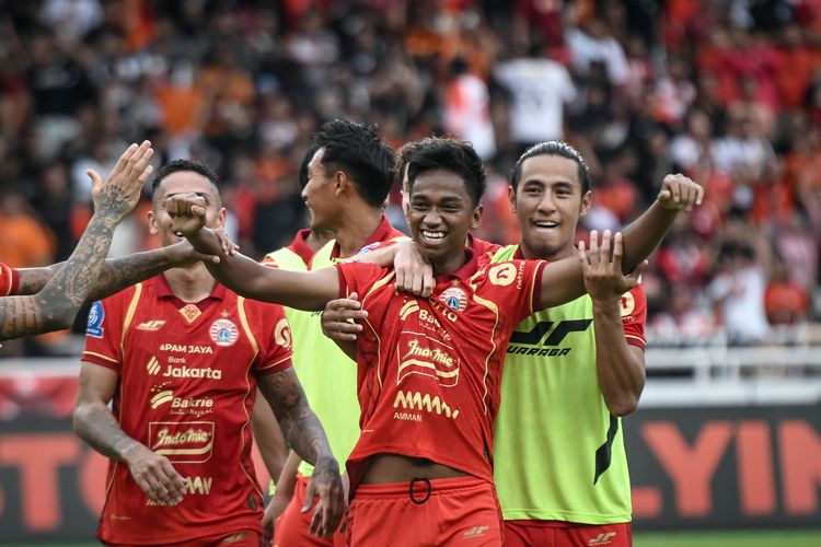 Pesepak bola Persija Jakarta Aditya Warman (tengah) berselebrasi usai mencetak gol ke gawang Persijap Jepara pada pertandingan BRI Super League di Stadion Utama Gelora Bung Karno (SUGBK), Jakarta, Sabtu (3/1/2026). Persija Jakarta menang atas Persijap Jepara dengan skor 2-0. ANTARA FOTO/Sulthony Hasanuddin/tom.