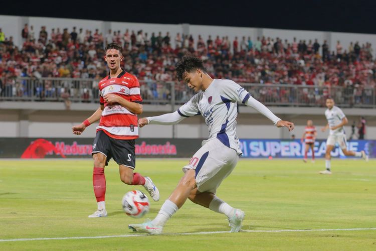Aksi Hokky Caraka (80) dalam laga pekan ketiga Super League 2025-2026 antara Madura United vs Persita Tangerang di Stadion Gelora Madura Ratu Pamelingan, Minggu (24/8/2025).