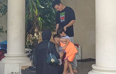 Kebersamaan Paula Verhoeven (hijab hitam) bersama dua putranya di rumah Baim Wong usai sidang pemeriksaan setempat di Kebayoran Lama, Jakarta Selatan, Jumat (21/3/2025).