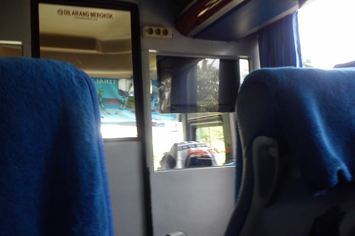 Sekat antara pengemudi dan penumpang bus