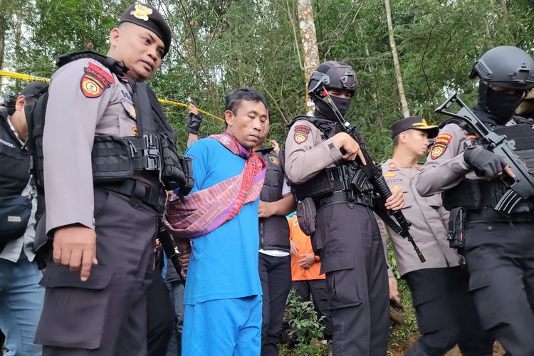 Tersangka Tohari (45) alias Mbah Slamet di lokasi penemuan mayat di Desa Balun, Kecamatan Wanayasa, Banjarnegara, Jawa Tengah, Selasa (4/4/2023) sore. 
