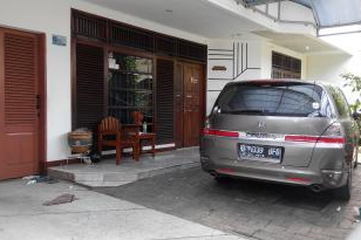 Kondisi Rumah Nelson Marbun (65)  di Komplek Taman Meruya Blok A11 No. 21, RT 09/04 Kel. Meruya Utara, Kec. Kembangan, Jakarta Barat, Minggu (13/9/2015).