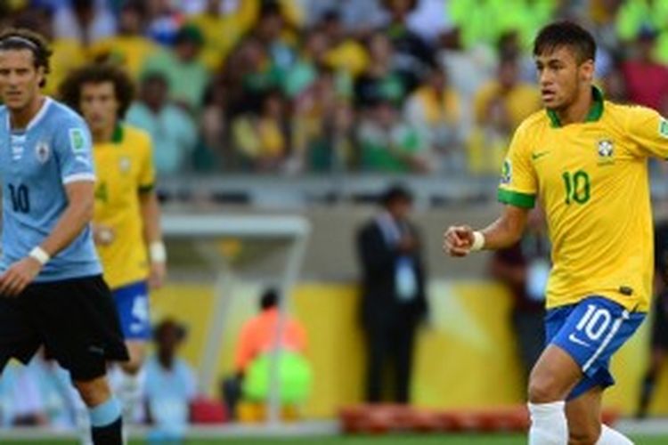 Bintang Brasil, Neymar (kanan, dan striker Uruguay, Diego Forlan, pada laga semifinal Piala Konfederasi 2013, Rabu atau Kamis (27/6/2013) dini hari WIB. Sampai babak pertama berakhir, Brasil unggul 1-0 berkat gol Fred.
