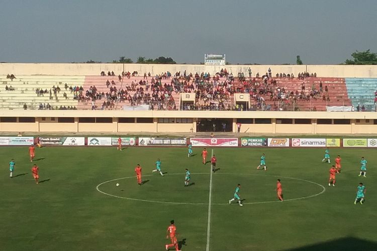 Persik Kendal (Hijau) saat menghadapi Aceh United di Stadion Kebundalem Kendl.  Kompas.com/Slamet Priyatin