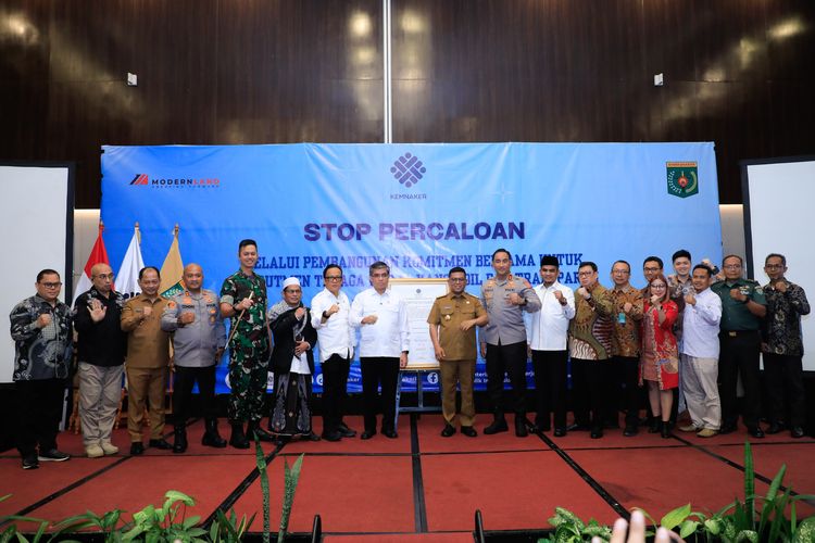 Menteri Ketenagakerjaan (Menaker) Yassierli dalam acara Stop Percaloan bertajuk Membangun Komitmen Bersama untuk Rekrutmen Tenaga Kerja yang Adil dan Transparan di Kawasan Industri Cikande, Kabupaten Serang, Banten, Selasa (8/7/2025).