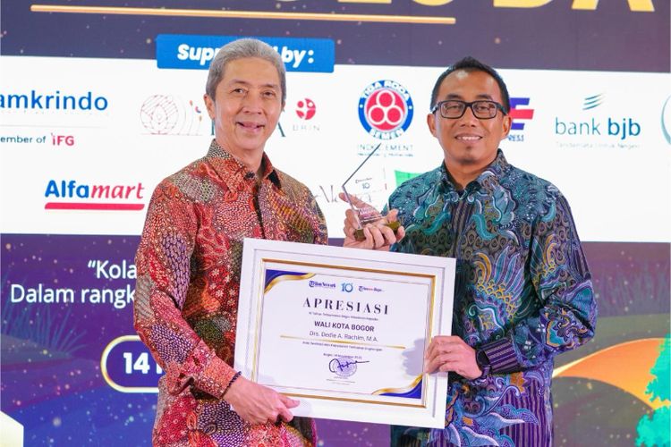 Wali Kota Bogor Dedie A Rachim menerima penghargaan atas kepedulian terhadap lingkungan pada acara Eco Heroes Day: Kolaborasi untuk Bumi Lestari di Ballroom Gedung Tribunnews Bogor, Kota Bogor, Jumat (14/11/2025)