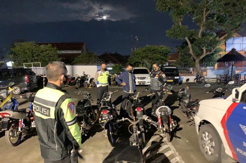 Tertangkap Saat Balap Liar, 24 Orang di Semarang Disanksi Dorong Motor Sejauh 2 Km