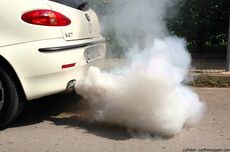 Mengapa Mobil Diesel Kerap Mengeluarkan Asap Hitam dan Putih?
