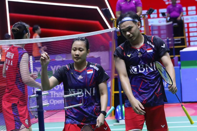 Rinov Rivaldy/Pitha Haningtyas Mentari usai bertanding melawan Guo Xin Wa/Chen Fang Hui (China) pada semifinal Thailand Open 2024 di Nimibutr Arena, Bangkok, Sabtu (18/5/2024). 