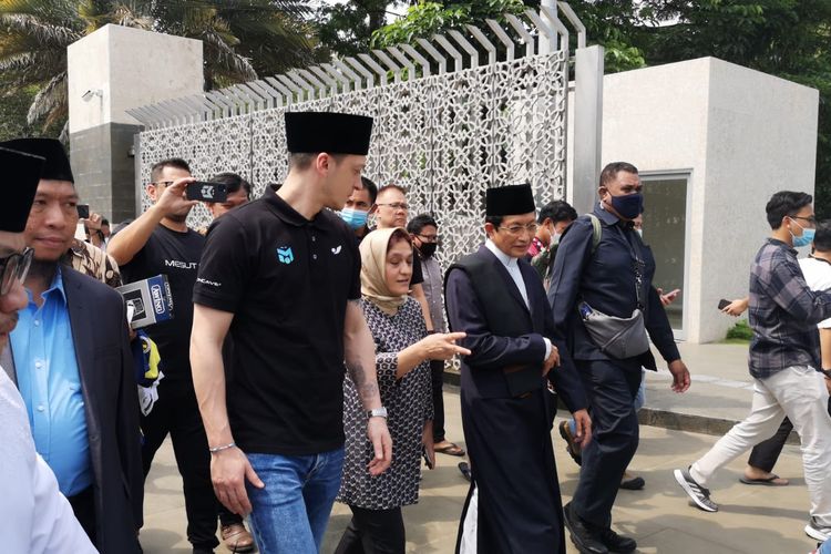 Pesepak bola Mesut Ozil tiba di Masjid Istiqlal, Jakarta Pusat, untuk melangsungkan ibadah shalat Jumat pada Jumat (27/5/2022).