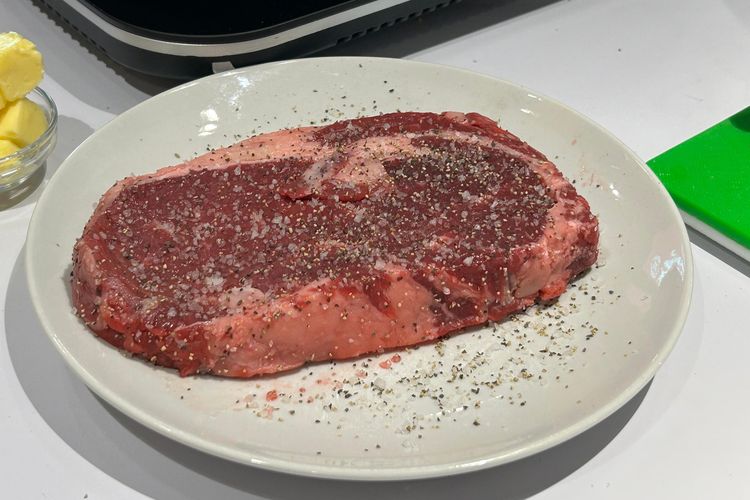 Jangan Digosok, Begini Cara Marinasi Daging Steak yang Benar ala Chef