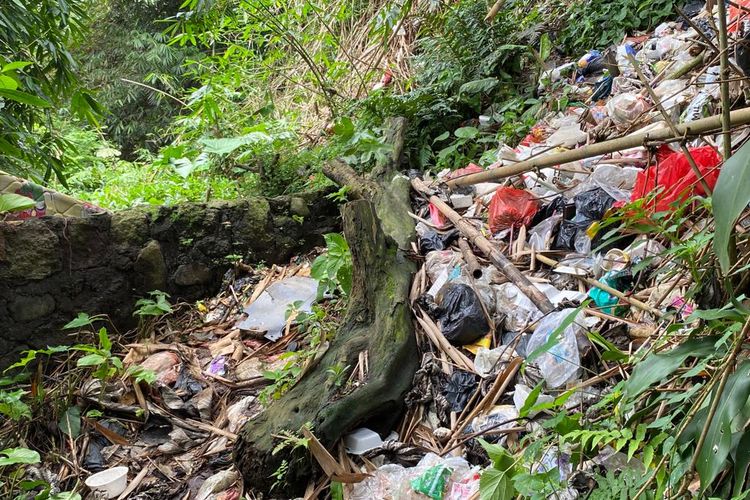 Tak mudah menemukan berang-berang saat hari masi terang. Perjalanan menelusuri sisi sungai pada Sabtu (8/10)2022) itu pun dipenuhi berbagai tantangan termasuk tumpukan sampah, jalanan terjal, hingga gigitan nyamuk. 