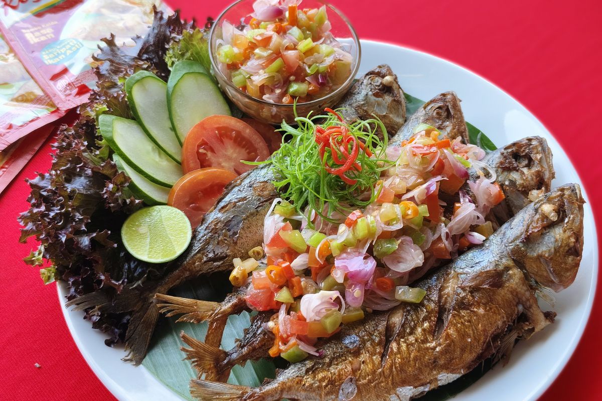 Sajian Ikan Kembung Goreng Sambal Dabu Dabu ala Chef Firhan, dalam acara demo memasak, peluncuran Royco Bumbu Kaldu Rasa Ikan di Senayan Park, Senin (22/9/2025). 