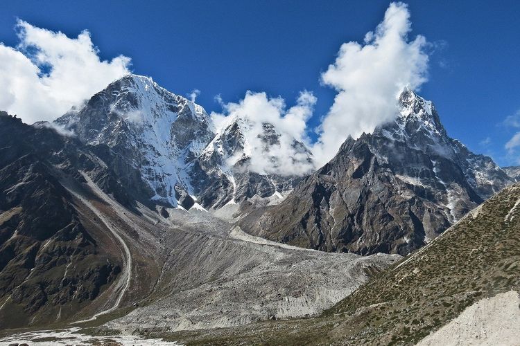 Ilustrasi pegunungan Himalaya dari markas Everest.