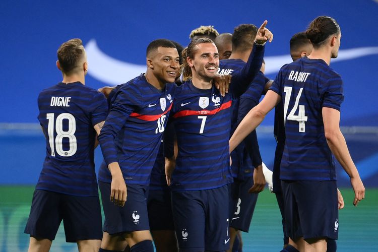 Penyerang Perancis, Antoine Griezmann (tengah), merayakan golnya dengan Kylian Mbappe, setelah mencetak gol kedua dalam pertandingan persahabatan Perancis vs Wales di Stadion Allianz Riviera, Nice, pada Rabu (2/6/2021)/ 