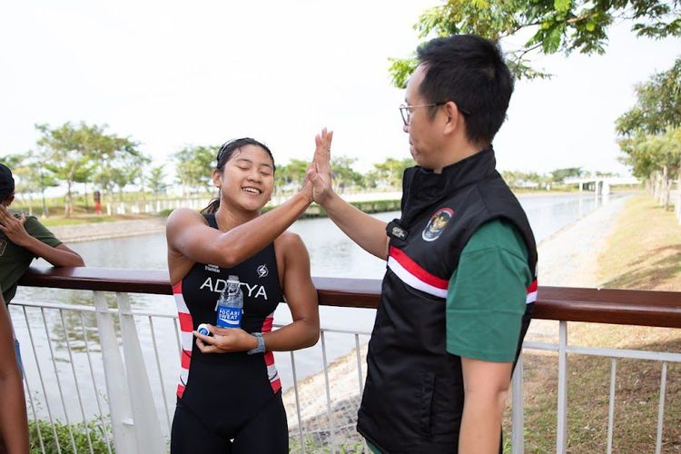 Chef de Mission (CdM) kontingan Indonesia di SEA Games 2023 Kamboja, Lexyndo Hakim (kanan) berkesempatan mengunjungi pemusatan latihan (TC) cabor aquathlon, duathlon dan triathlon di Kawasan Pantai Indah Kapuk 2 (PIK), Jakarta pada Kamis (6/4/2023). 