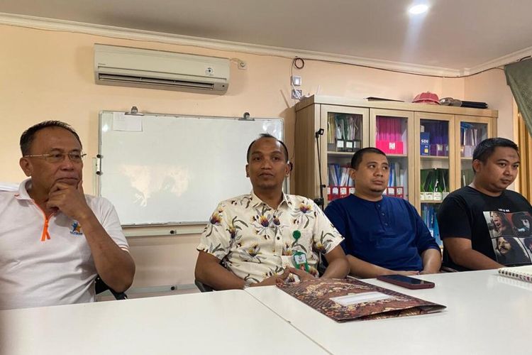 Konsultan hukum RSU Bahagia Makassar Muhammad Fakhruddin didampingi jajaran direksi dan pejabat RSU Bahagia Makassar yang memberikan keterangan kepada awak media. Minggu (30/7/2023)