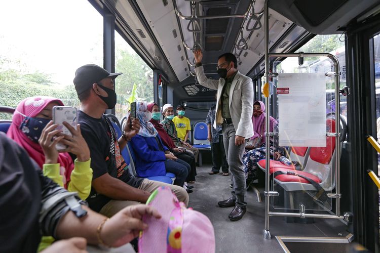 Wali Kota Bogor Bima Arya berbincang dengan warga saat peluncuran pengoperasian Bus Kita Trans Pakuan di Bogor, Selasa (2/11/2021). Moda transportasi ini selain akan menggantikan angkot juga memberikan kenyamanan dan kemudahan bagi warga di Kota Bogor.