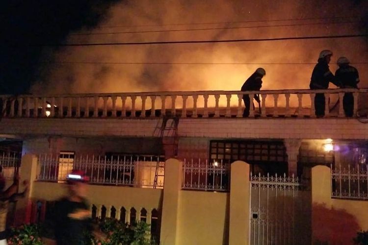 Sebuah rumah di kompleks BTN Merdeka, Blok H8, Kelurahan Salekoe, Kecamatan Wara Timur,  Kota Palopo, Sulawesi Selatan,  Senin (04/11/2019) malam, hangus terbakar, sekitar pukul 21.20 WITA.