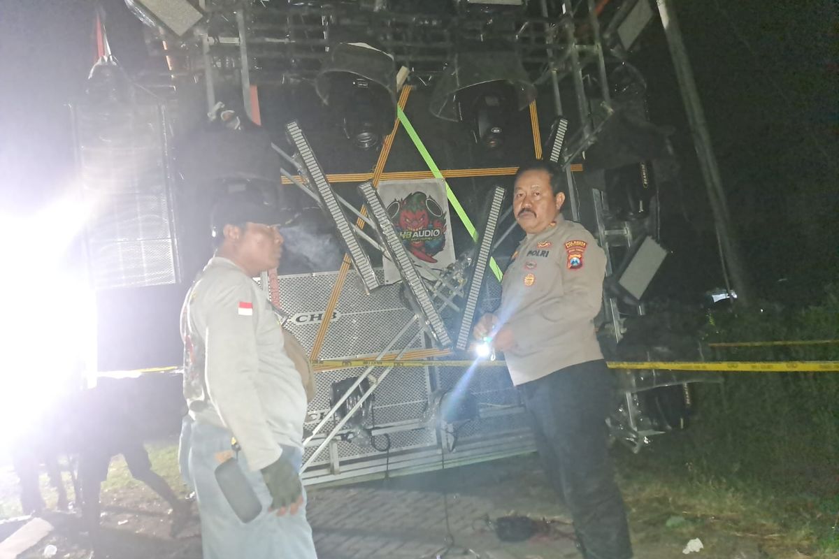 Polsek Bangorejo saat olah TKP teknisi lighting sound horeg yang tewas tersengat listrik. 