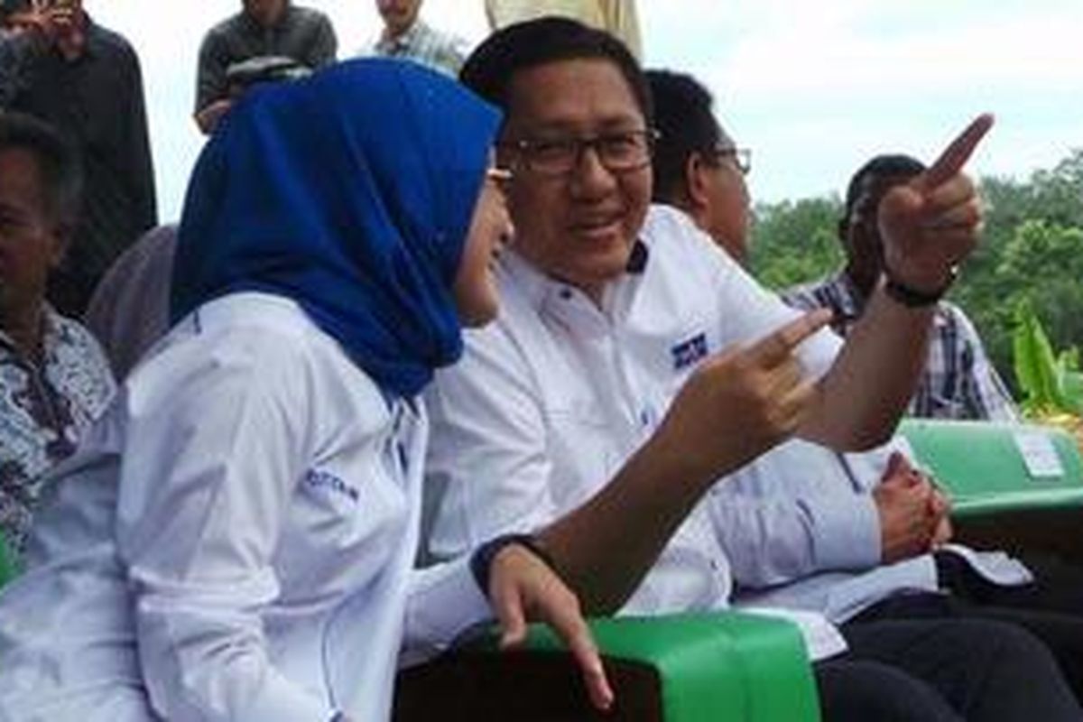 Ketua Umum DPP Partai Demokrat Anas Urbaningrum berbincang-bincang dengan Ketua DPC Partai Demokrat Lebak Itti Octavia Jayabaya di Desa Gunung Anten, Kecamatan Cimarga, Lebak, Banten, Sabtu (9/2/2013). Kunjungannya ke Banten untuk menghadiri pelantikan pengurus PAC se-Kabupaten Lebak